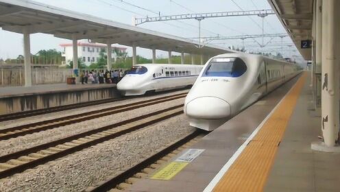 南广高铁上的桂平站 两列高铁动车组几乎同时进站