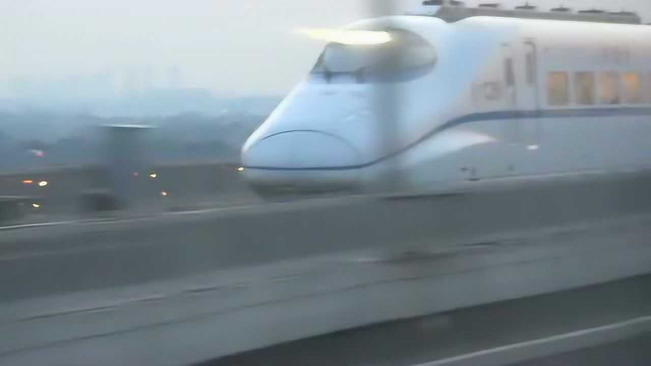 动车与高铁同步飚车，速度太快了！_高清