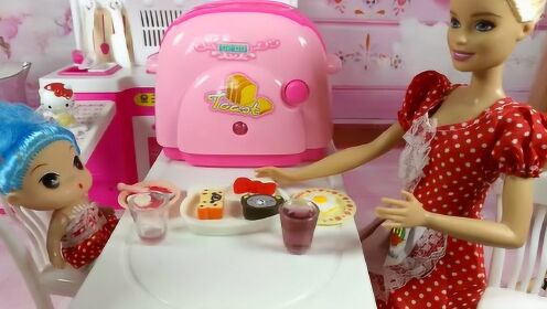 芭比娃娃给宝宝榨蓝莓烤面包女孩厨房玩具套装