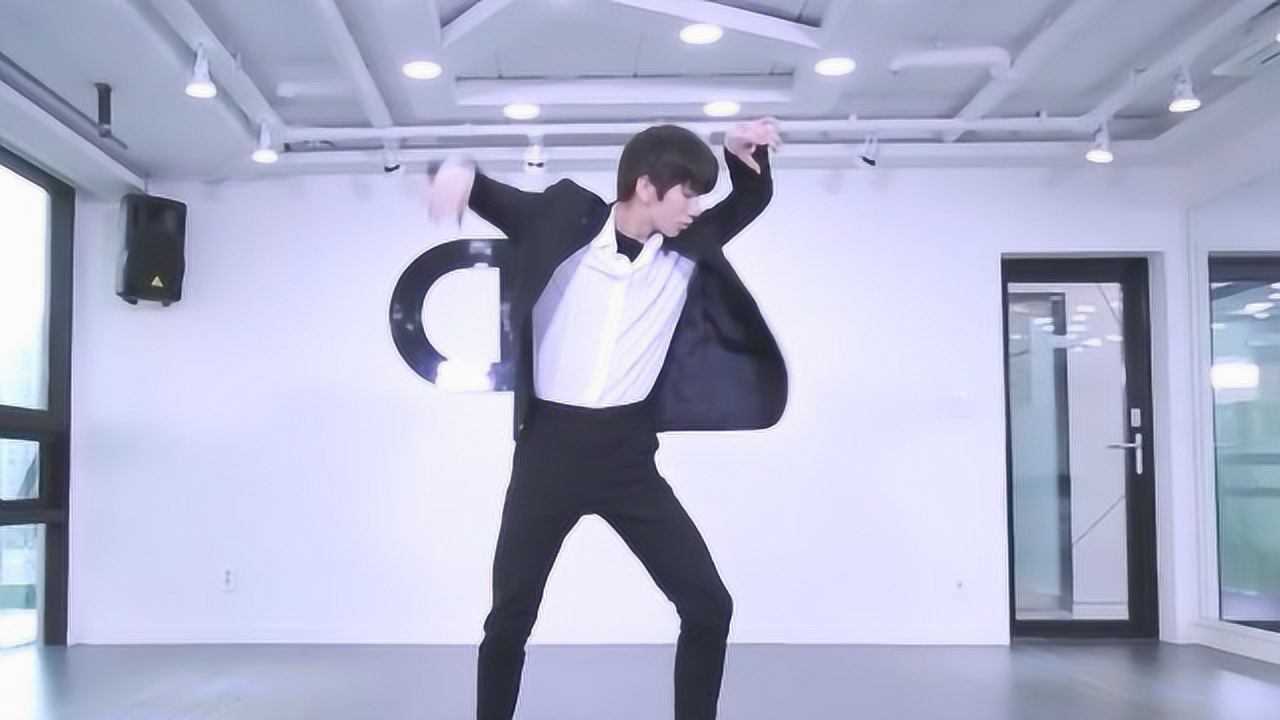 帅气男生西服热舞妹子们已经直眼了