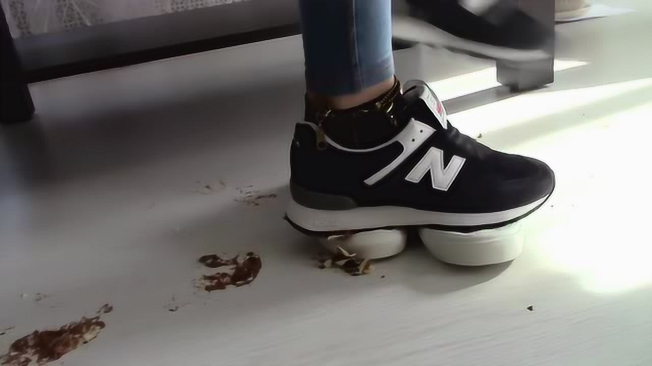 可爱女孩穿运动鞋踩蛋糕,印记非常深!