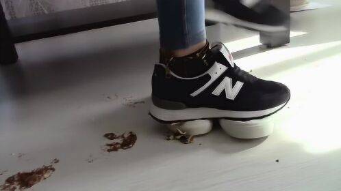 可爱女孩穿运动鞋踩蛋糕,印记非常深!