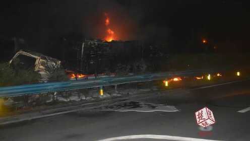 襄阳西高速两车相撞起火，两辆大车被烧成空壳