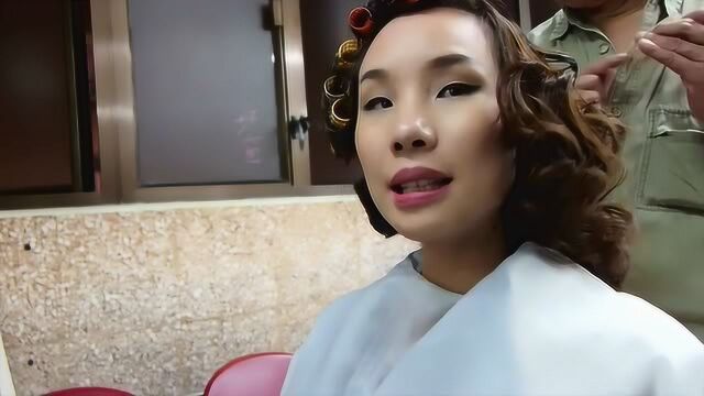 美女到老式理发店体验传统美发技术