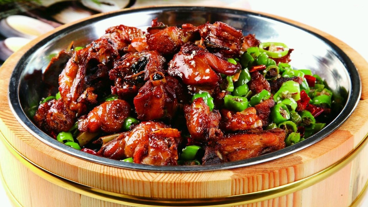 山东临沂特色沂蒙特色大炒鸡香酥味美真好吃