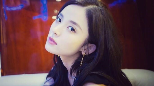 古力娜扎晒美照白到发光 琼鼻樱唇展仙女侧颜