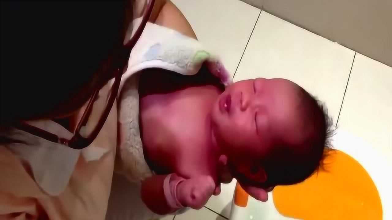 专业月嫂示范如何给女宝宝洗澡，小宝宝洗的很享受！_腾讯视频