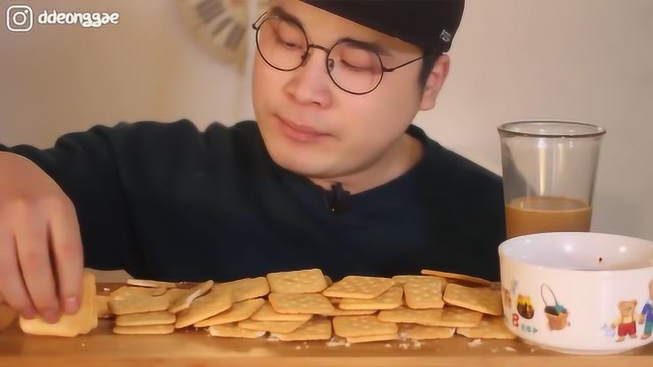 韩国吃播大胃王豪放派donkey弟弟吃超多脆饼干蘸咖啡,喝草莓奶昔