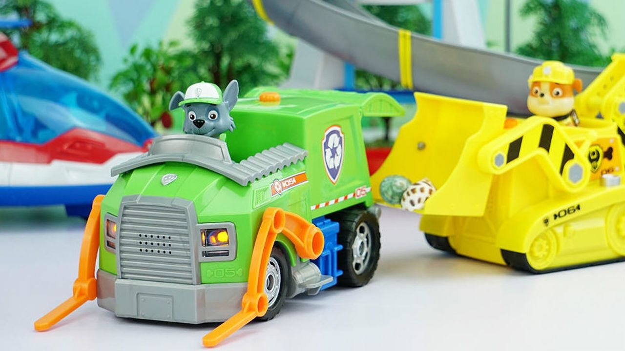 《玩具》玩具口袋 汪汪队立大功之灰灰与声光版回收车,与小力运输大