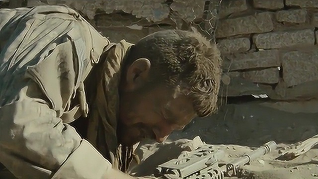 《生死之墙》士兵腿部中弹,艰难爬行