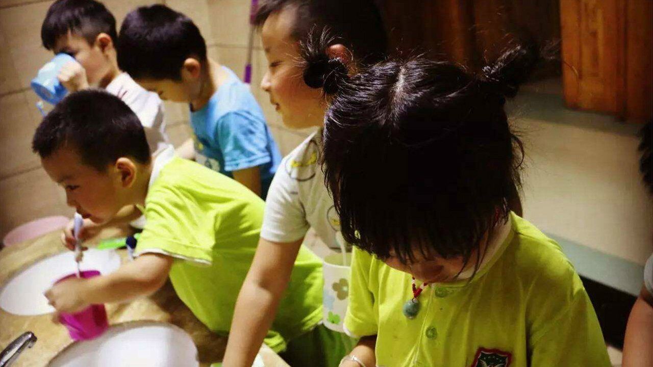 幼儿园小朋友同厕所大小便，真的对孩子性别认知没有影响吗？_高清