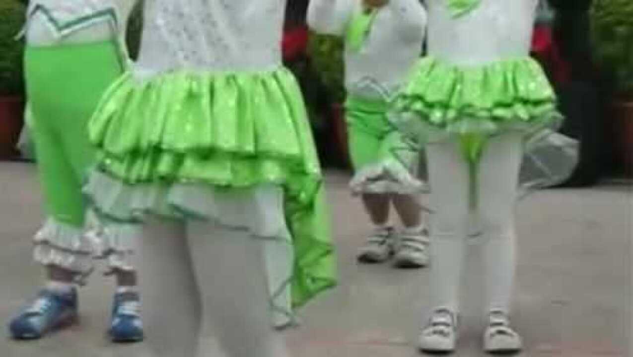 幼儿园文艺表演，小男孩尿急各种憋出内伤，这动作太抢镜了_高清