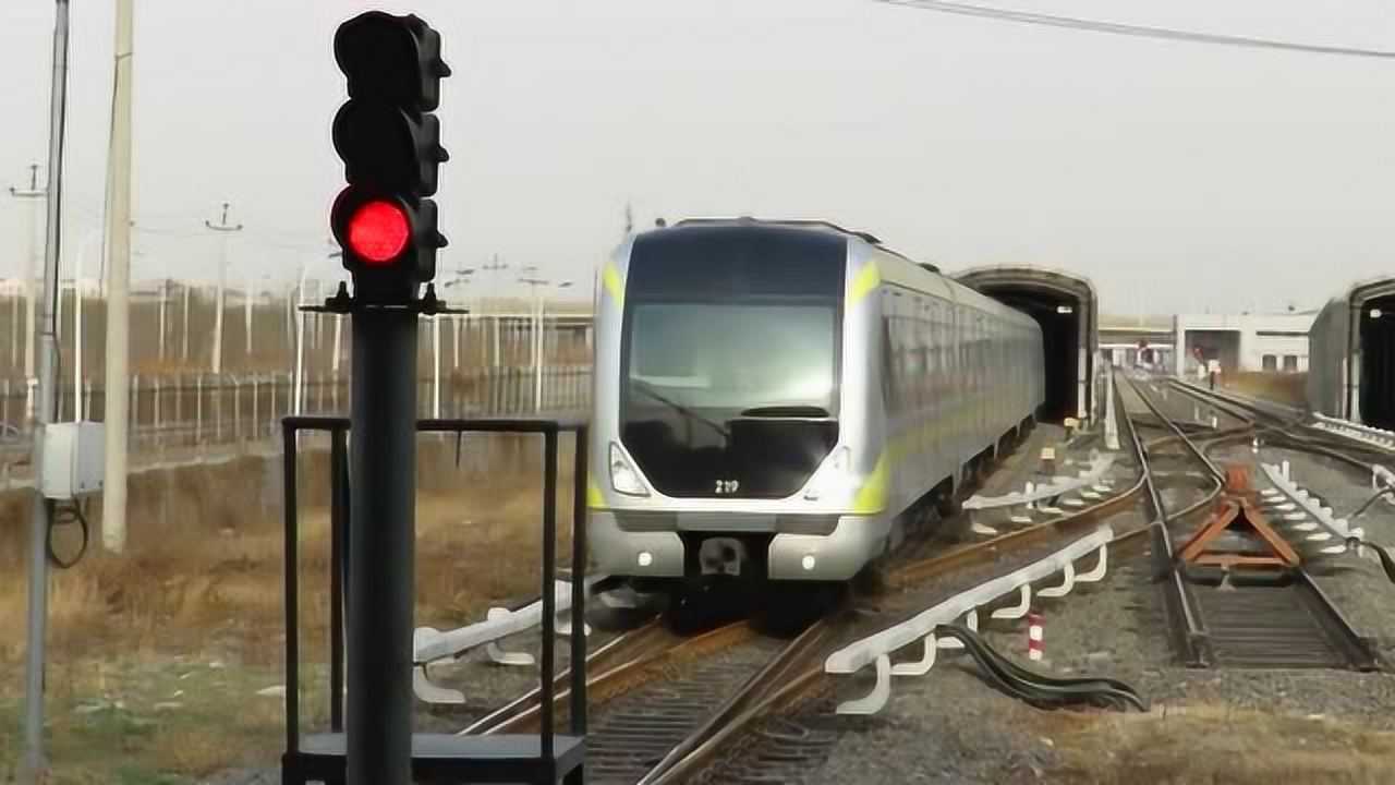 天津地铁2号线空港经济区站三动三拖6节编组列车进站停车