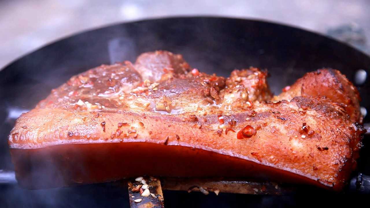 柴火熏猪肉,一般人还真没吃过,口水止不住了