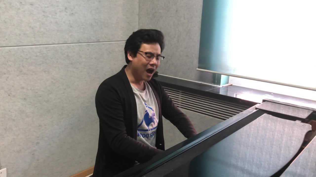男高音歌唱家杨阳自弹自唱 《我用所有报答爱》