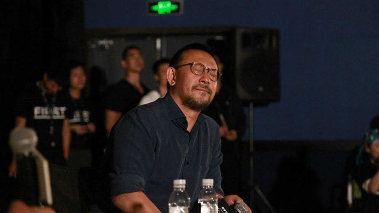 腾讯新闻十三邀第二季姜文坦言跟母亲关系紧张给她买房子没觉得她高兴