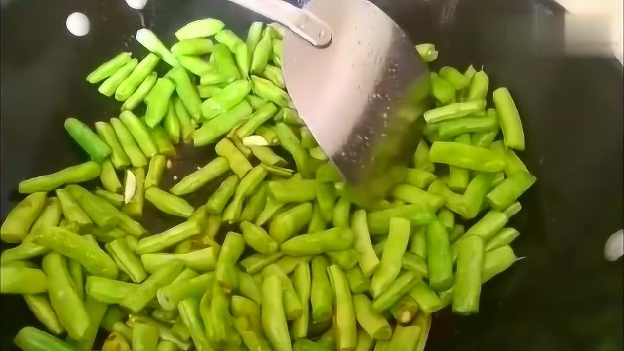 这道菜我们叫清炒金豆