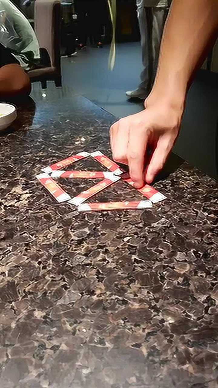 海底捞小哥哥给我出题怎么移动两根牙签变成一个三角形