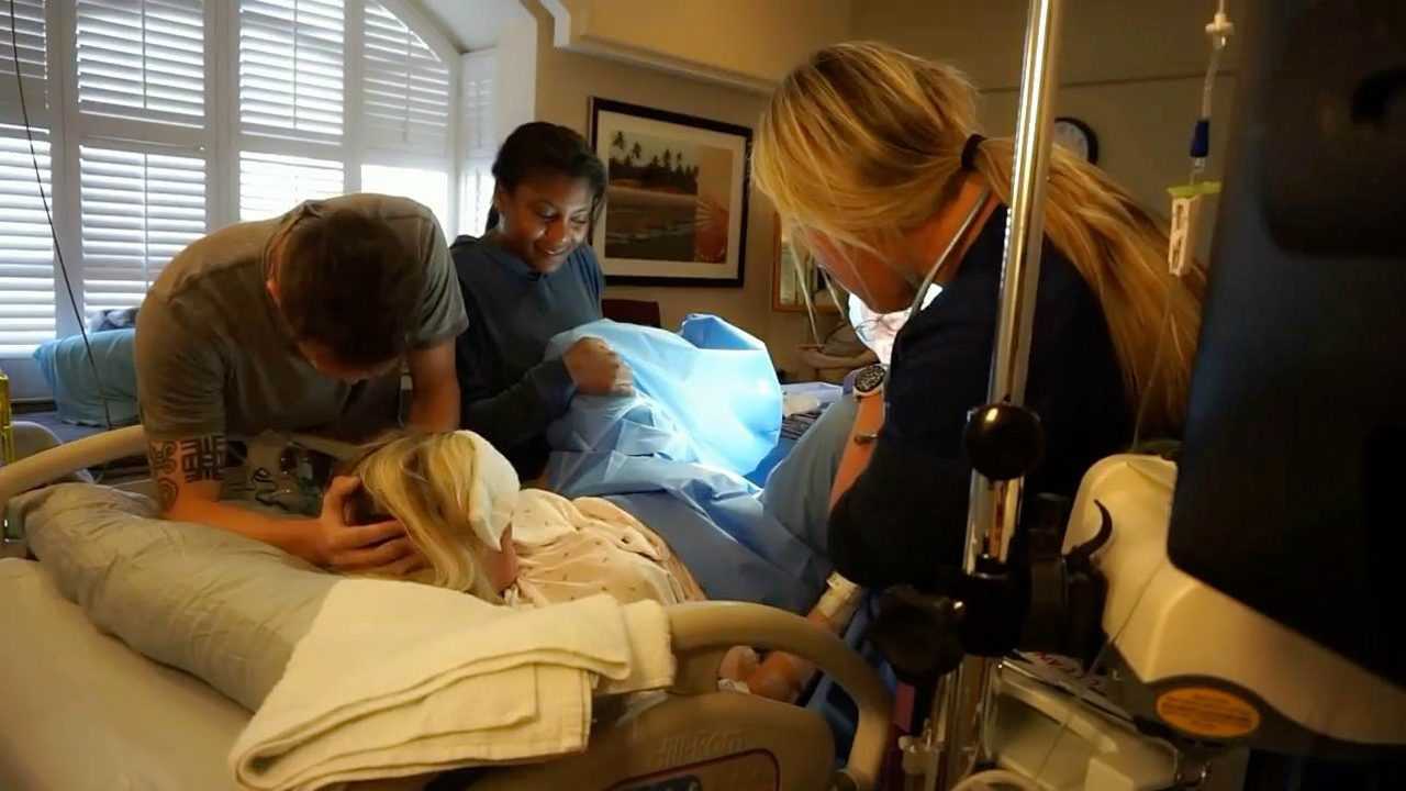 产房实拍孕妇顺产生子全过程，宝宝出来后爸爸妈妈激动的抱头痛哭！_高清