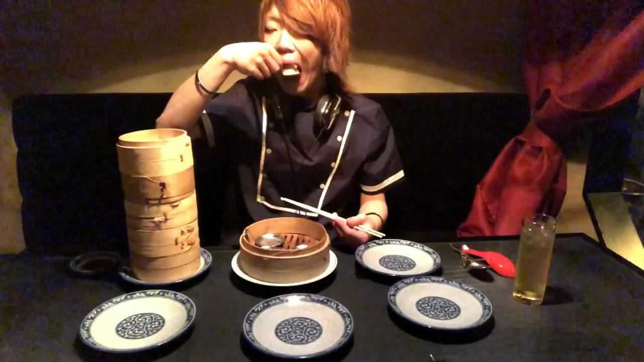 日本大胃王耳机小哥,吃饺子,小笼包,12.4斤盖浇饭,吃的太馋人了