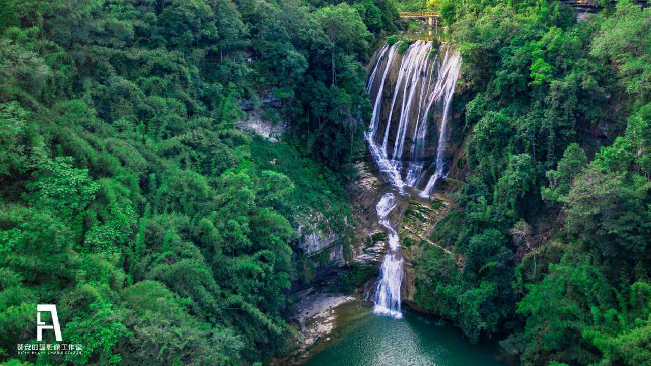 航拍环江牛角寨瀑布群景区