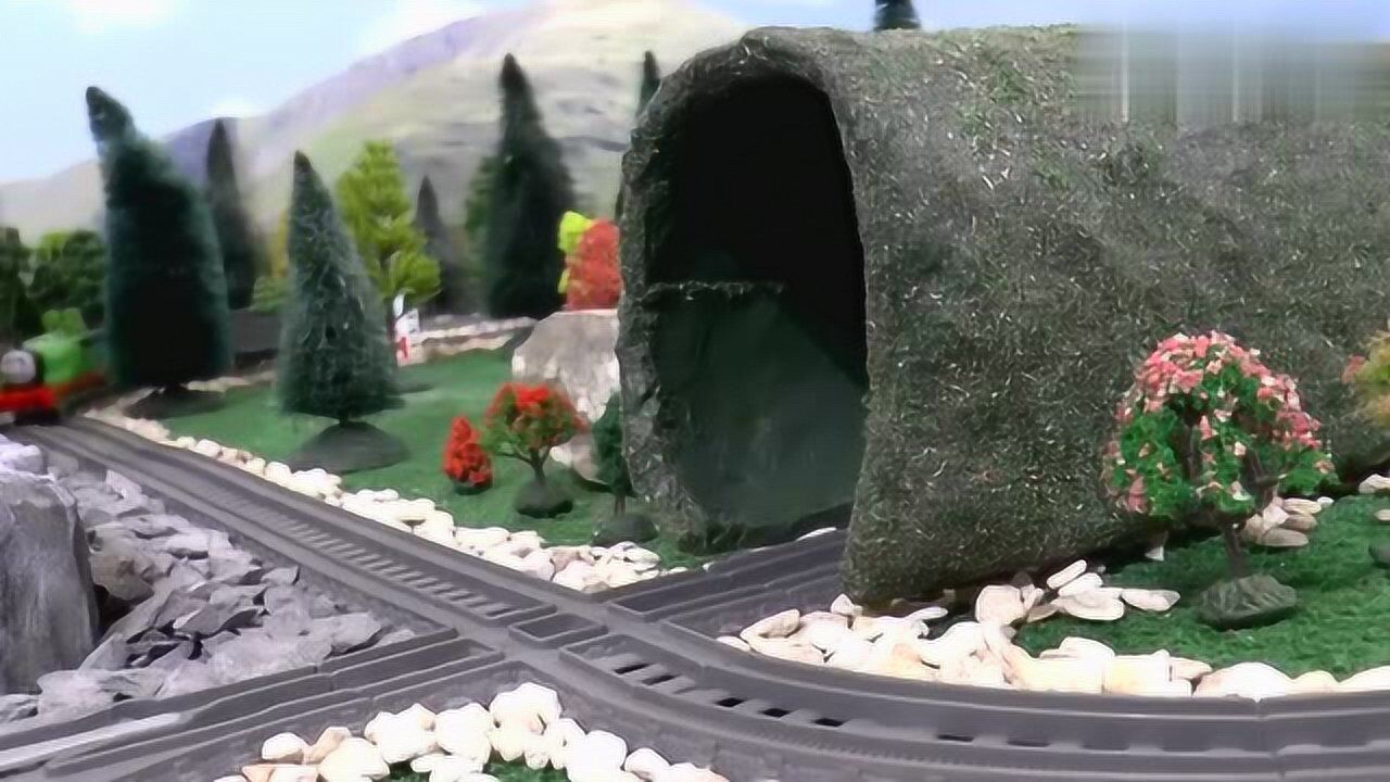 托马斯小火车在轨道上看了一个忽隐忽现的隧道