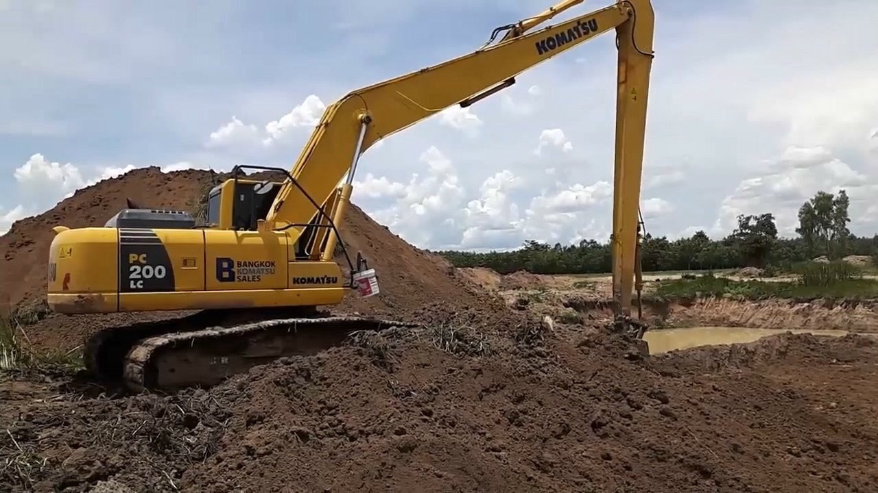 同样是开挖掘机,长臂款和短臂款,司机的工资会有区别吗?