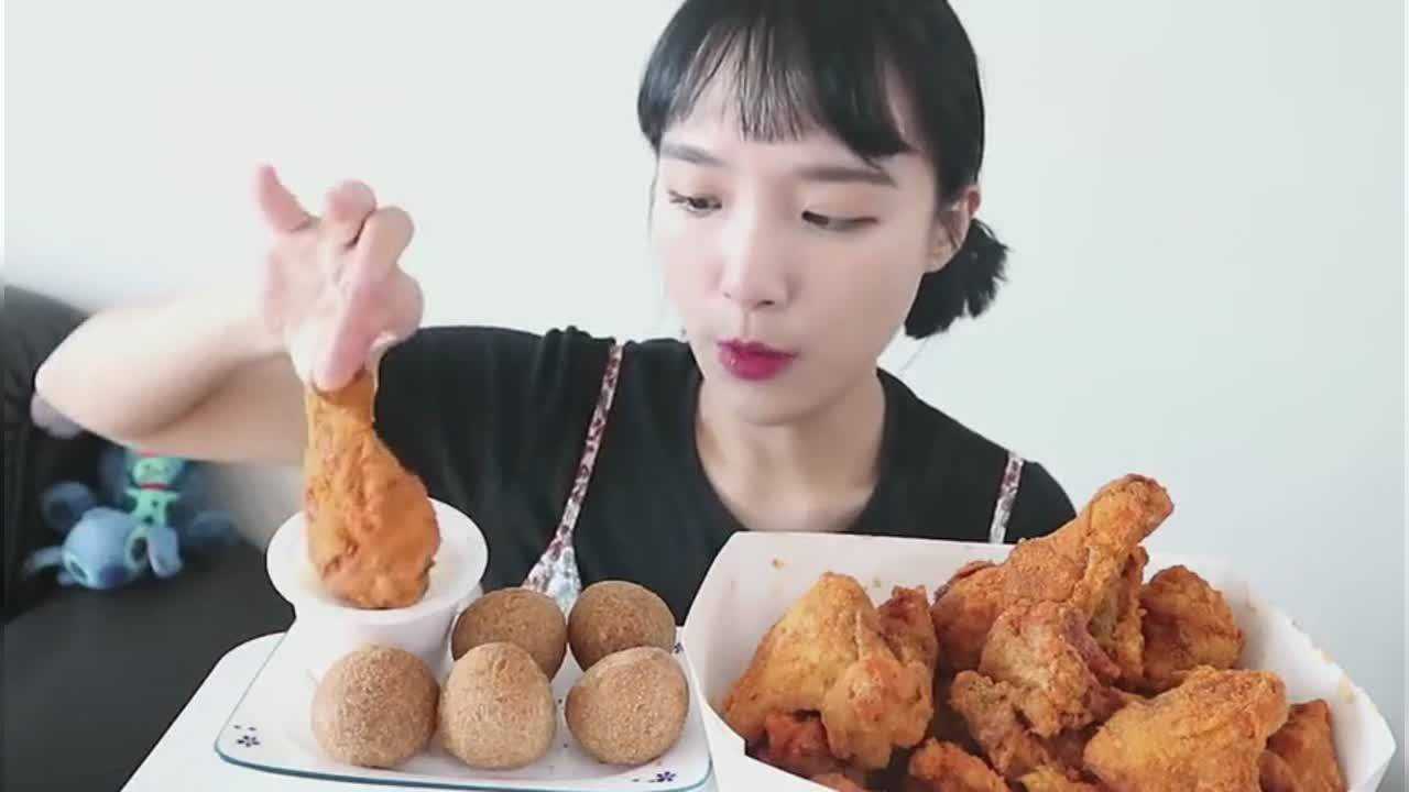 韩国大胃王nado吃炸鸡配冰可乐和炸丸子好可爱的小女生
