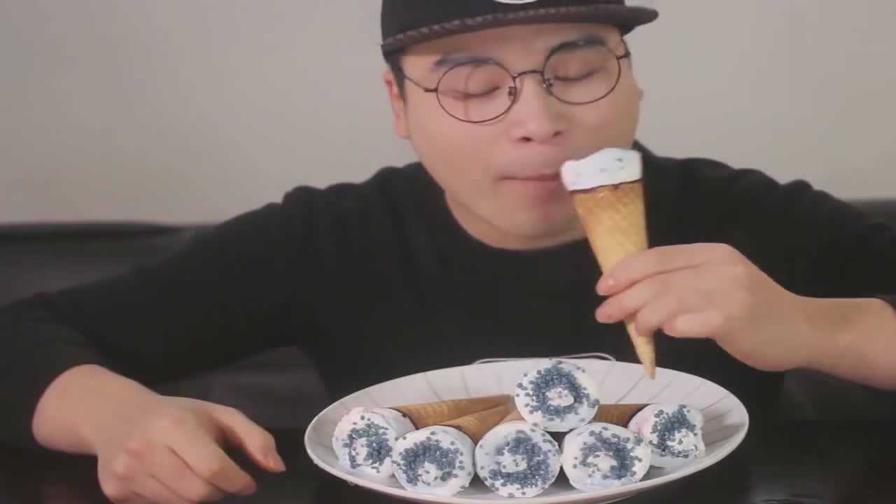 韩国吃播大胃王小哥吃冰淇淋,一个不够吃要吃一盘