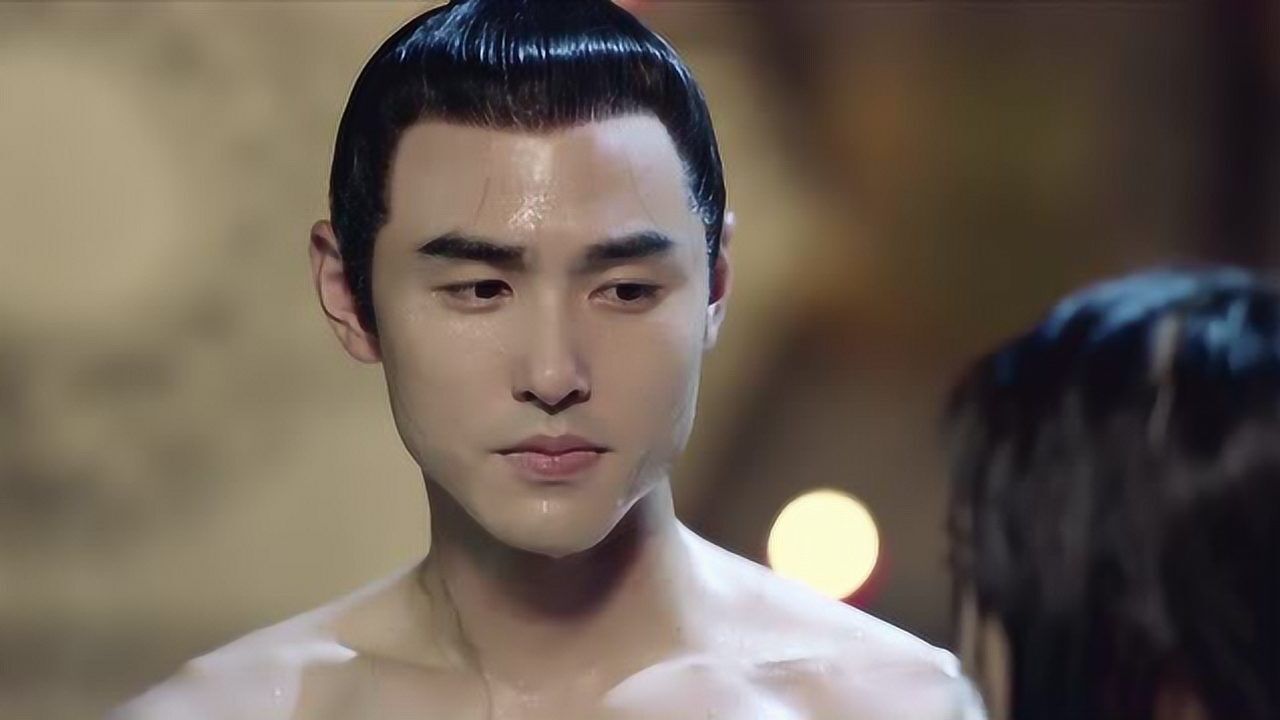 扶摇 这下无极太子惹祸了把衣服撕破了吧 居然还有刺客进了浴房