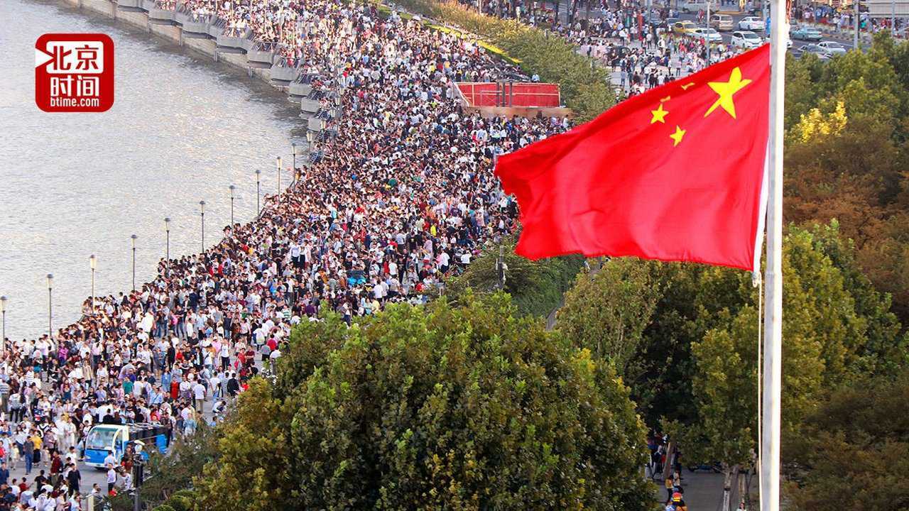 挤skr人一起看看全国各景区配上人海啥模样