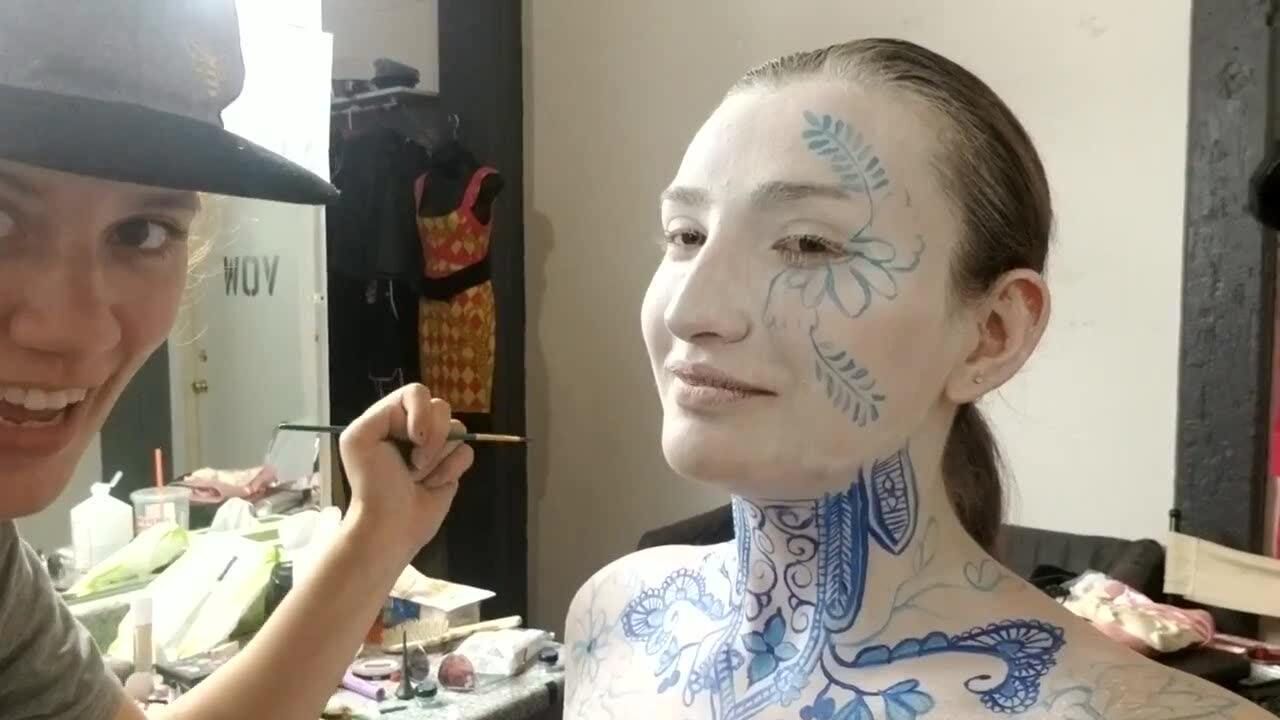 女子着迷中国青花瓷要求人体彩绘完成后惊艳到我了