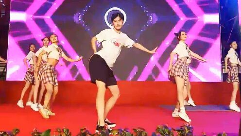 当舞蹈社团只有一个男生的时候，小姐姐们都变成了绿叶！ - 腾讯视频