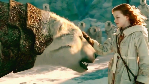 少女收服一只北极熊，不仅巨熊成了保镖，还当上北极之王！