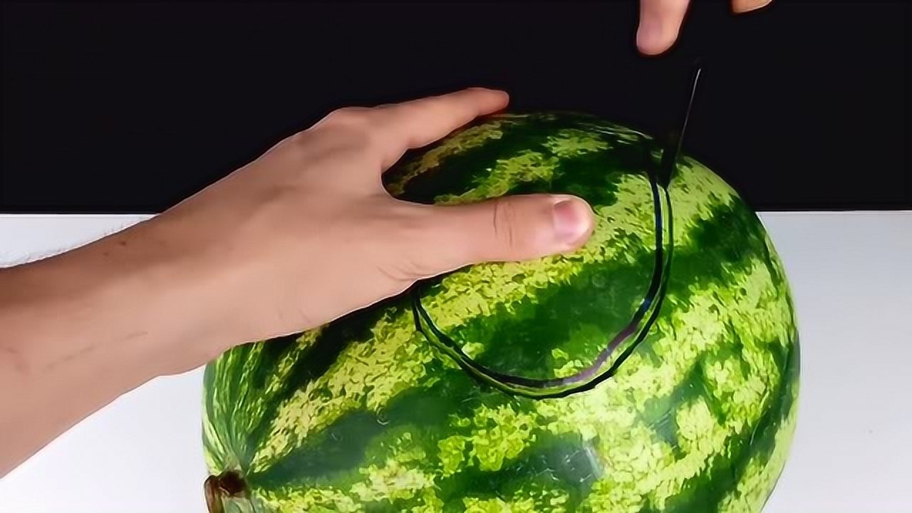 将西瓜切成爱心形状的小方法,非常好看!