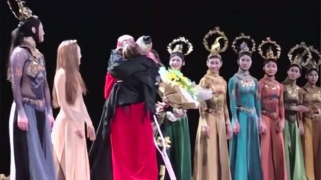 杨丽萍拥抱痛哭徒弟获赞,表演结束独自离开与众人挤电梯表情痛苦