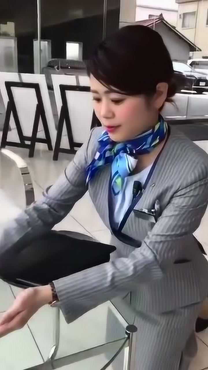 雷克萨斯女销售跪式服务美女卖个车何必要这样委屈自己呢