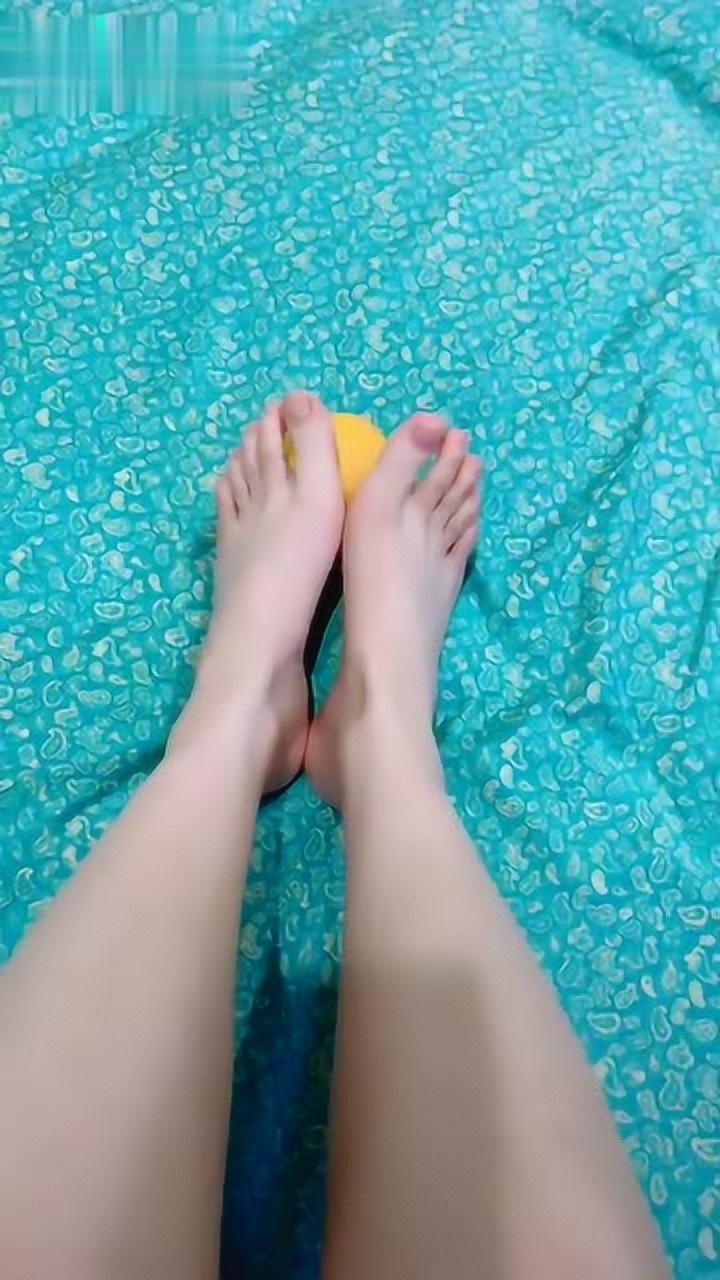 美女脚模光脚丫：今天太阳挺暖的，出来晒晒太阳享受日光浴。_高清