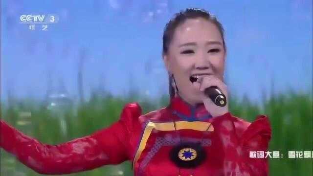 乌日娜一家再次登上央视,唱《吉祥三宝》的小女儿已经这么大了!