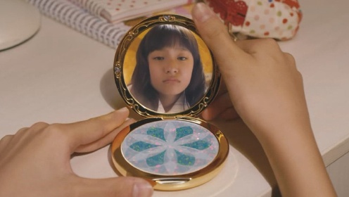 10岁女孩获得一面神奇的魔镜，只要念出咒语，就能变成任何人！