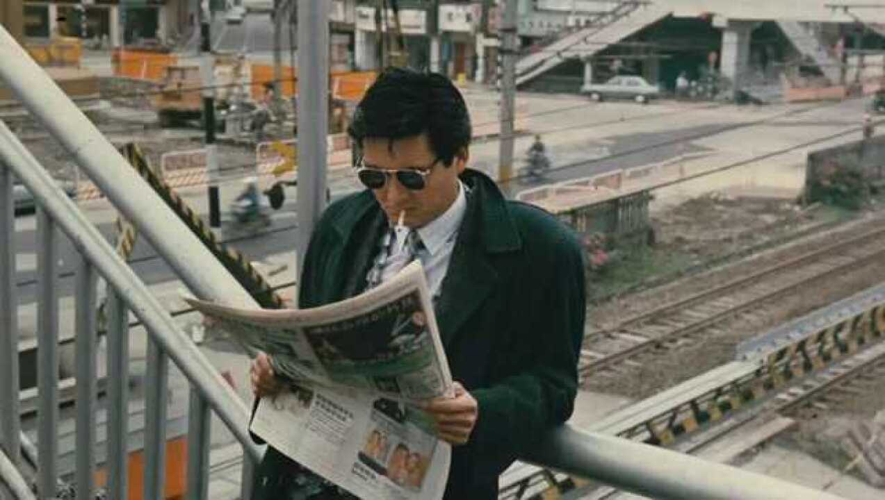 重温香港经典电影落魄的小马哥瘸腿给曾经身边的小弟擦车