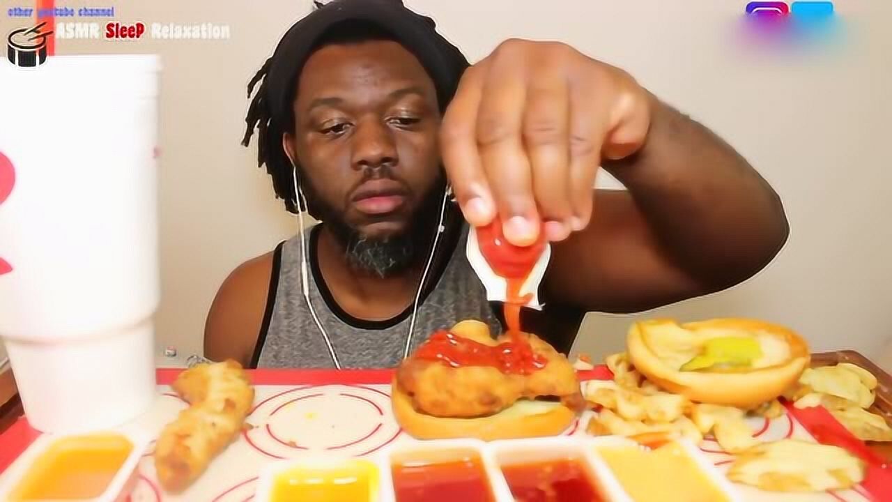 黑人小哥吃吃炸鸡嫩鸡肉汉堡包再配上可乐