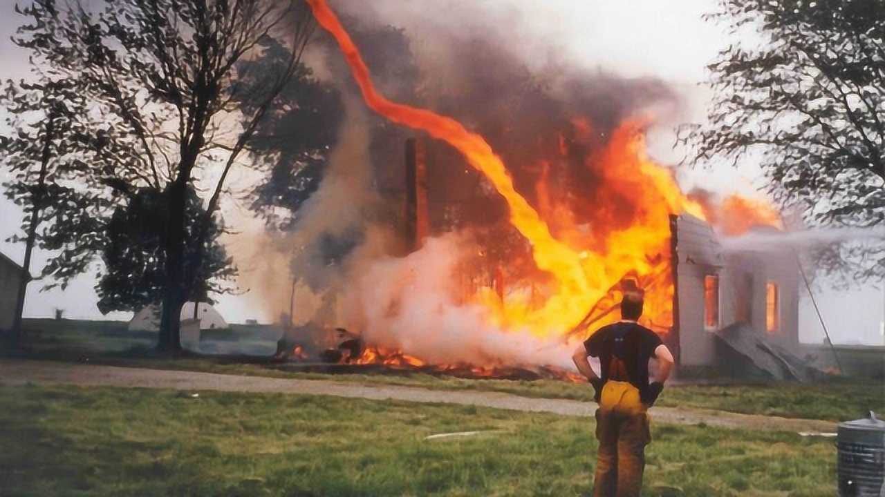镜头记录下的火焰龙卷风,太厉害了!