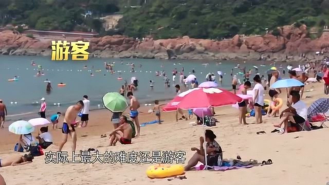 每个海边浴场都有“防鲨网”游客不能超过这根白线