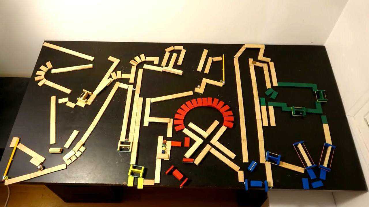 用橡皮筋和弹珠构成的戈德堡机械!