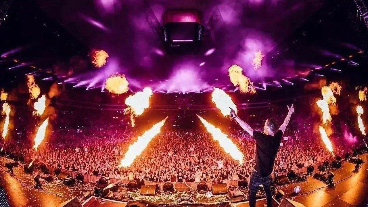 国外顶级电音节现场几万人一起蹦迪的场面简直是群魔乱舞