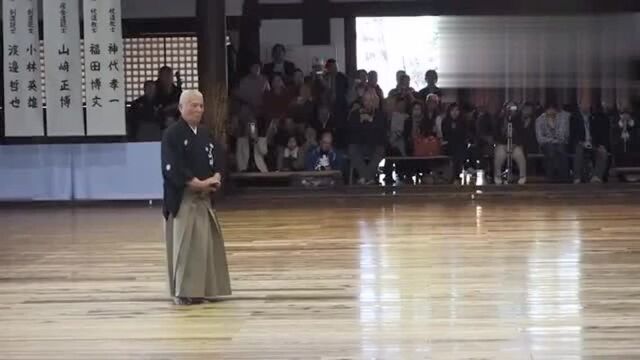 居合演武:京都大会上,居合道范士八段山崎正博演武!