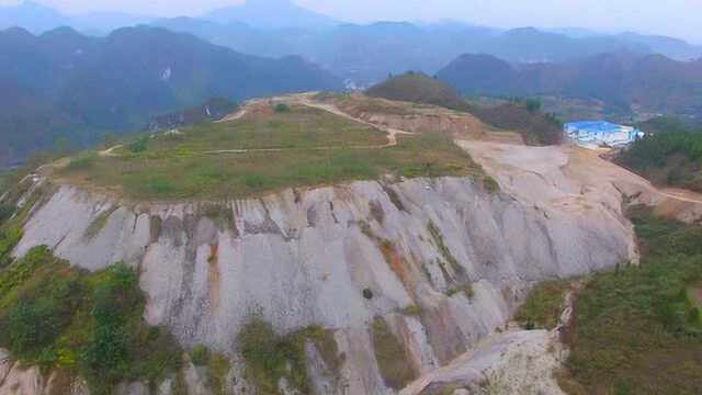 贵州建设的力度很大,都能把一座大山都挖平,太厉害了!