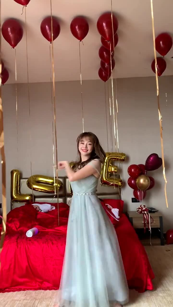 婚礼上伴娘穿着礼服跳舞,新娘却尴尬了,帅气的动作有没有撩到你?