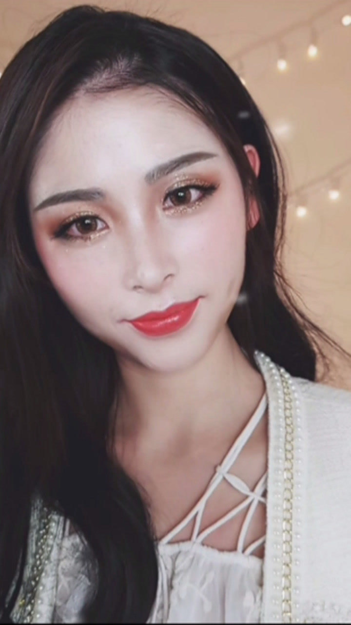 唐嫣仿妆,搭配黄金跨年主题妆